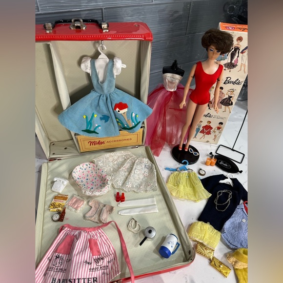 Vintage 1964 bubble cut Barbie Midge lot with case, fashions, box & accessories - Picture 5 of 16